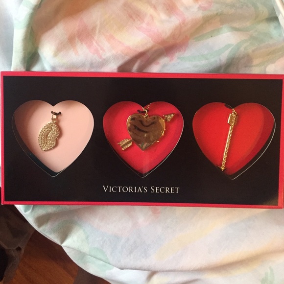 Victoria's Secret Jewelry - Victoria Secret Necklace set. No box.